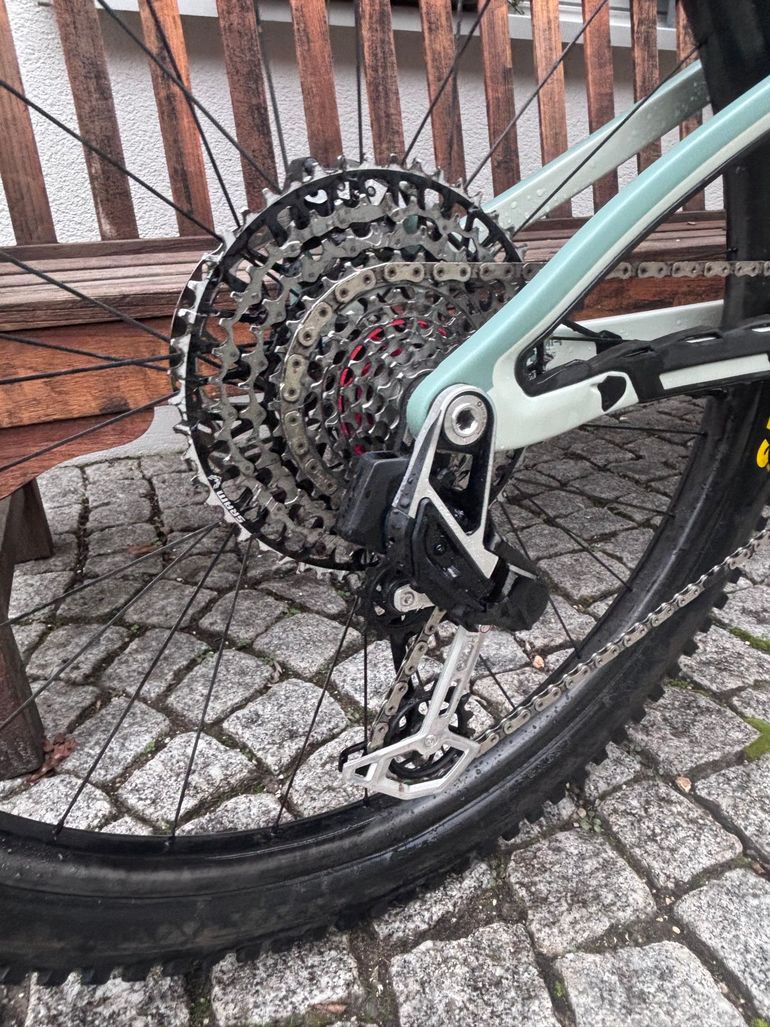 Used Pivot Trailcat Lt 2025 Mountainbike, Light Gray — image 6 of 15