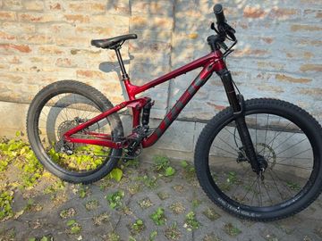 Used Trek Remedy 7 2022 2022 Mountainbike, Red, 27.5 — image 2 of 7