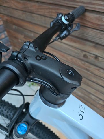 Used Orbea Oiz Shimano SLX 2024 Mountainbike, White — image 9 of 25