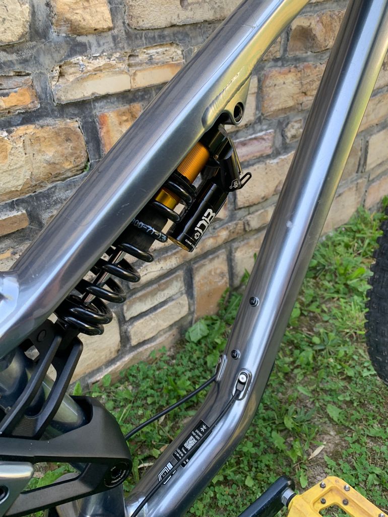 Used Commencal Meta 2021 Mountainbike, Light Gray — image 6 of 7