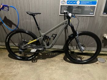 Used Pivot Firebird SRAM GX Eagle 2023 Mountainbike, Light Gray — image 5 of 7