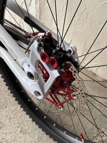 Used Commencal Furious 2025 Mountainbike, White — image 5 of 7