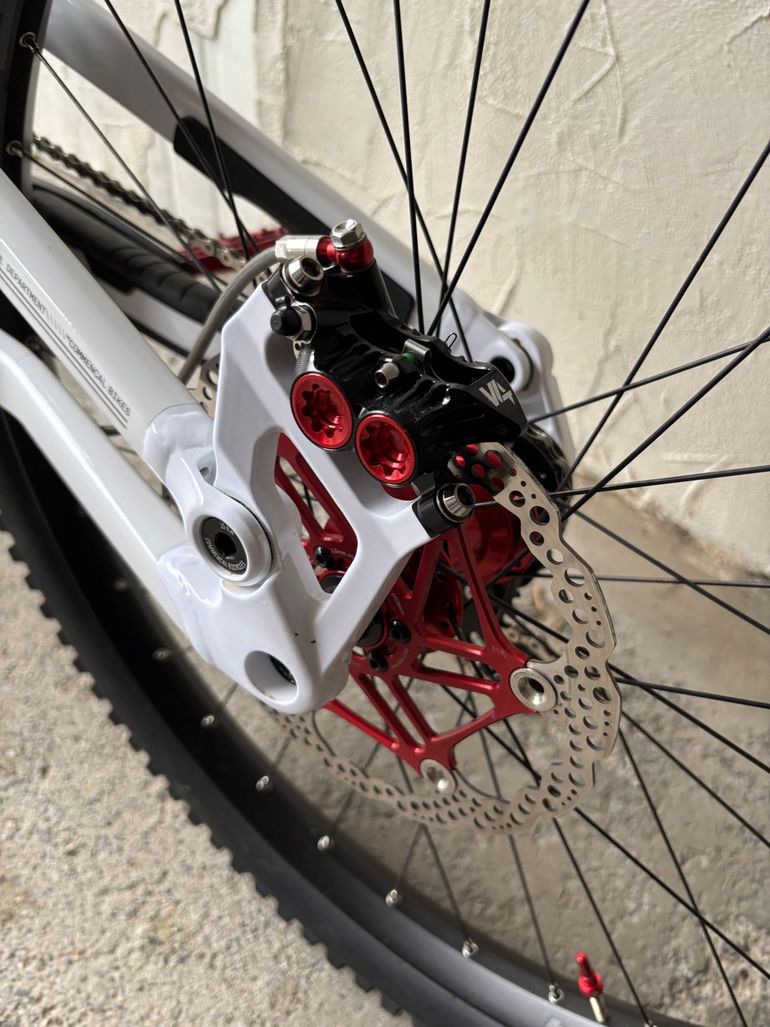Used Commencal Furious 2025 Mountainbike, White — image 5 of 7