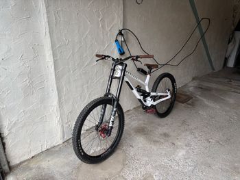 Used Commencal Furious 2025 Mountainbike, White — image 2 of 7