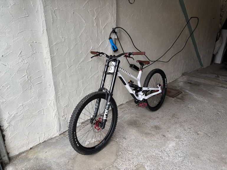 Used Commencal Furious 2025 Mountainbike, White — image 2 of 7