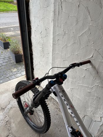 Used Commencal Furious 2025 Mountainbike, White — image 4 of 7