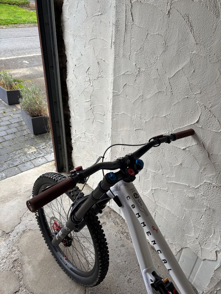 Used Commencal Furious 2025 Mountainbike, White — image 4 of 7