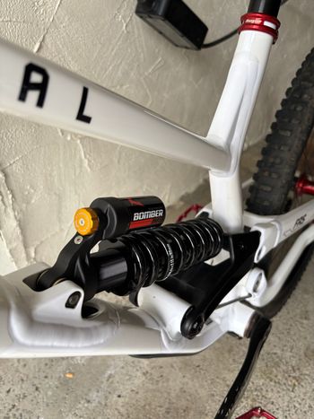 Used Commencal Furious 2025 Mountainbike, White — image 6 of 7