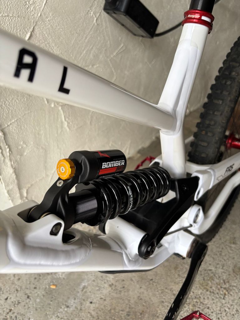 Used Commencal Furious 2025 Mountainbike, White — image 6 of 7