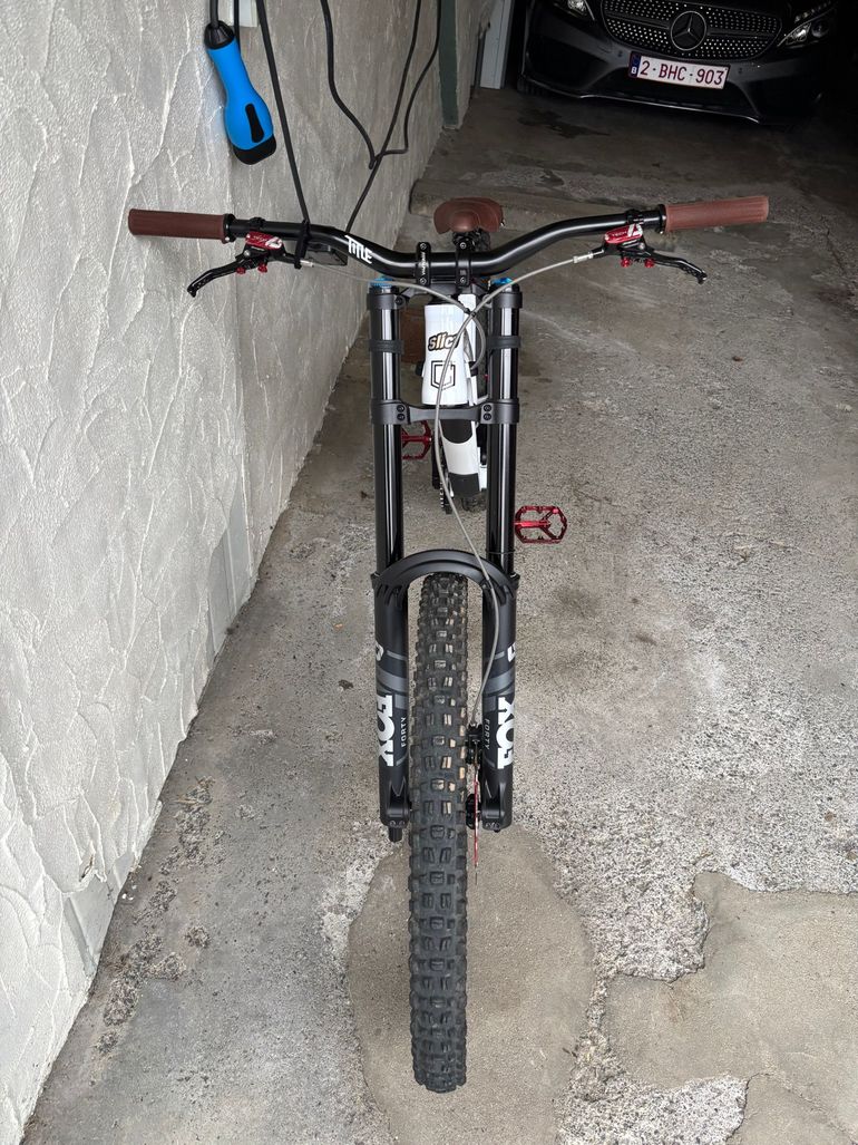 Used Commencal Furious 2025 Mountainbike, White — image 3 of 7