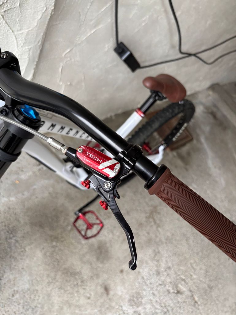 Used Commencal Furious 2025 Mountainbike, White — image 7 of 7
