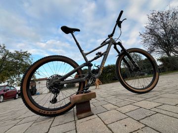 Used Specialized Status SRAM GX DH 2022 Mountainbike, Light Gray, Mixed — image 2 of 5