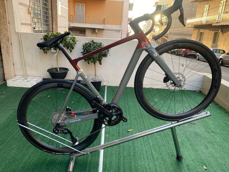 Used Focus IZALCO MAX 8.9 2024 2024 Road & Gravel, Red — image 1 of 5