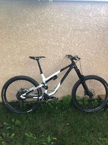 Used Commencal Meta AM 29 2021 Mountainbike, White — image 1 of 5