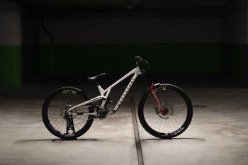 Used Commencal Supreme DH V5 Whistler 2025 MTB