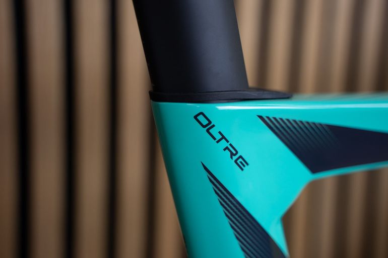 Used Bianchi Oltre Comp 105 Di2 2023 2023 Road & Gravel, Blue — image 6 of 13