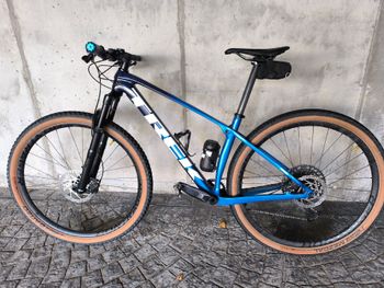 Used Trek Procaliber 9.7 2023 2023 Mountainbike, Blue, 29, 27.5 — image 2 of 6