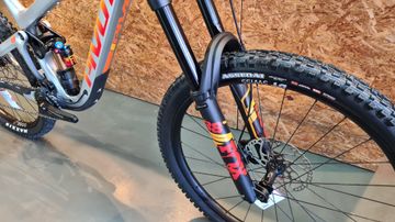 Used Pivot Firebird Shimano Deore XT 2024 Mountainbike, Light Gray — image 6 of 6