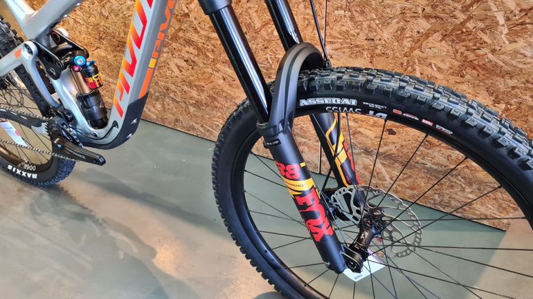 Used Pivot Firebird Shimano Deore XT 2024 Mountainbike, Light Gray — image 6 of 6