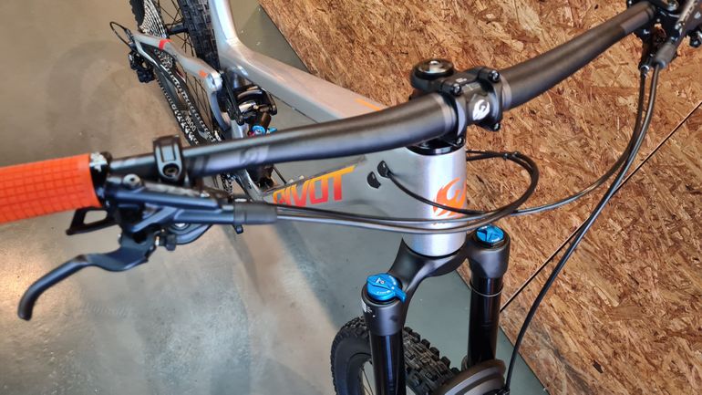 Used Pivot Firebird Shimano Deore XT 2024 Mountainbike, Light Gray — image 5 of 6