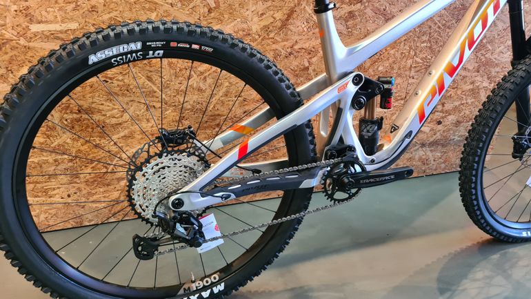 Used Pivot Firebird Shimano Deore XT 2024 Mountainbike, Light Gray — image 3 of 6