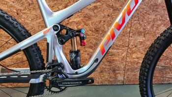 Used Pivot Firebird Shimano Deore XT 2024 Mountainbike, Light Gray — image 2 of 6