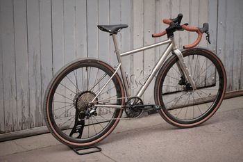 Used Titan Racing Bikes Raave CYKL 2024 Road & Gravel, Light Gray — image 2 of 3