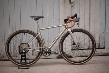 Used Titan Racing Bikes Raave CYKL 2024 Road & Gravel, Light Gray — image 3 of 3