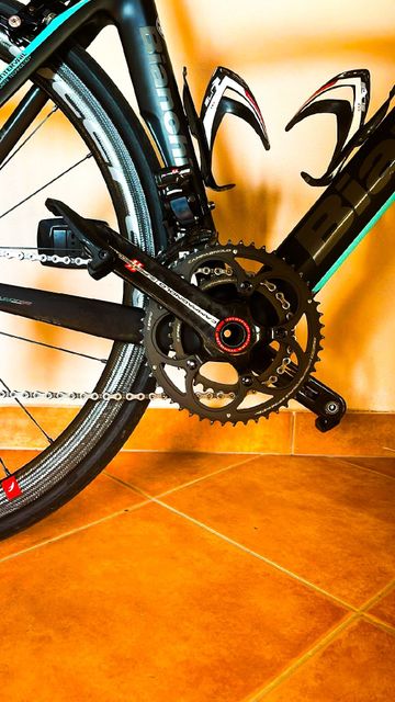 Used Bianchi Oltre XR.4 Super Record EPS 2017 2017 Road & Gravel, Green — image 3 of 8