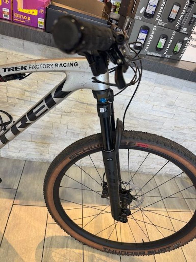 Used Trek SLR 9.8 2024 Mountainbike, Light Gray — image 4 of 5