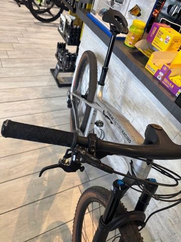 Used Trek SLR 9.8 2024 Mountainbike, Light Gray — image 3 of 5