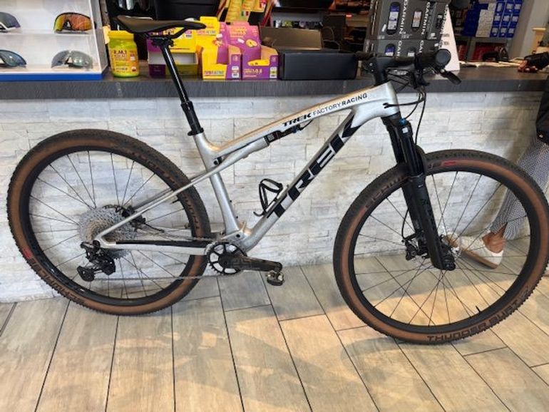 Used Trek SLR 9.8 2024 Mountainbike, Light Gray — image 1 of 5