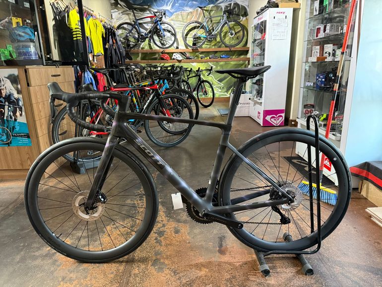 Used Scott Addict RC 10 2025 Road & Gravel, Black — image 2 of 3