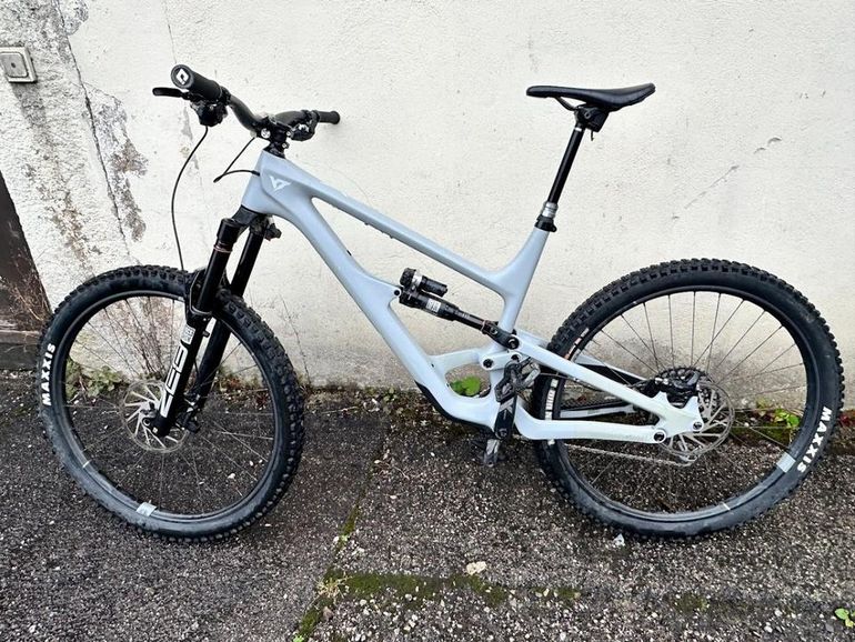 Used YT Industries Capra UNCAGED 6 29 2023 2023 Mountainbike, Light Gray — image 2 of 3