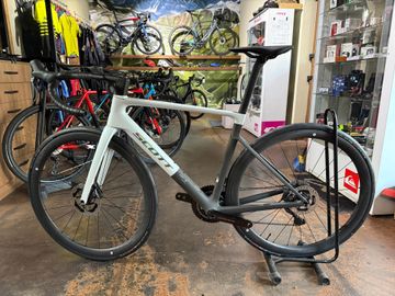 Used Scott Addict RC Pro 2025 Road & Gravel, White — image 2 of 3