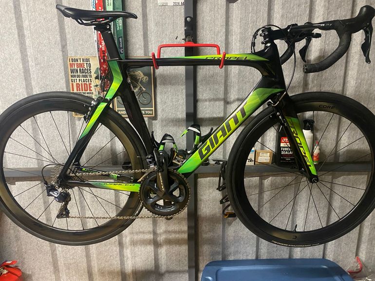 Used Giant Propel Advance 1 2018 Road & Gravel, Green — image 1 of 4