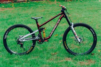 Norco Shore SRAM X01 DH 2023 Mountainbike usato, Rosso — immagine 1 di 11