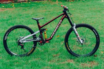 Tweedehands Norco Shore SRAM X01 DH 2023 Mountainbike — afbeelding 1 van 11