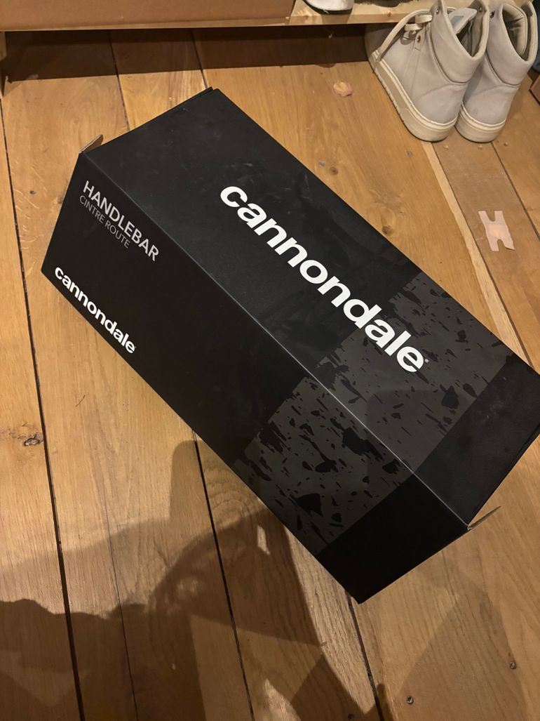 Used Cannondale Synapse Carbon 3 L 2024 2024 Road & Gravel, Red — image 15 of 17