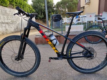 Used Trek Roscoe 8 2020 2020 Mountainbike, Black, 27.5 — image 1 of 3