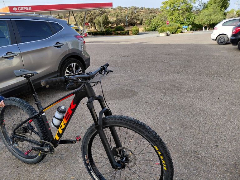 Used Trek Roscoe 8 2020 2020 Mountainbike, Black, 27.5 — image 3 of 3