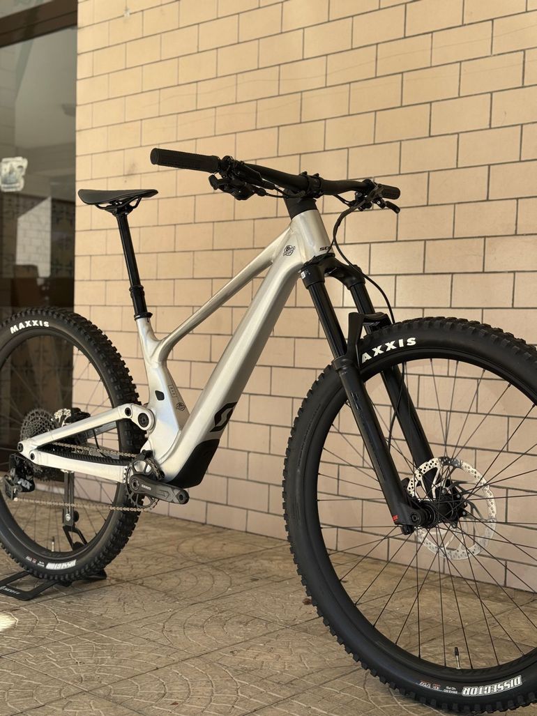 Used Scott Genius 940 2023 2023 Mountainbike, Light Gray, 29 — image 2 of 11