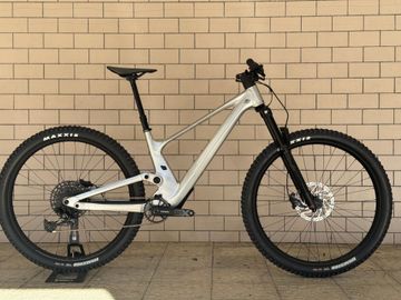 Used Scott Genius 940 2023 2023 Mountainbike, Light Gray, 29 — image 1 of 11