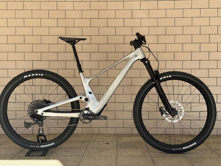 Used Scott Genius 940 2023 2023 Mountainbike, Light Gray, 29 — image 1 of 11