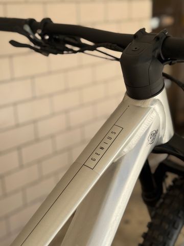 Used Scott Genius 940 2023 2023 Mountainbike, Light Gray, 29 — image 3 of 11
