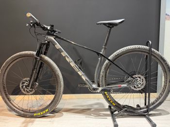 Used Trek Procaliber 9.7 2023 2023 Mountainbike, Black, 29, 27.5 — image 2 of 5