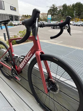Used BMC Roadmachine 01 Three 2024 Road & Gravel, Red — image 4 of 8