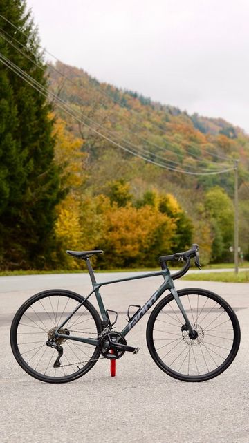 Used Giant TCR Advanced 1 PC 2025 2025 Road & Gravel, Green — image 1 of 3