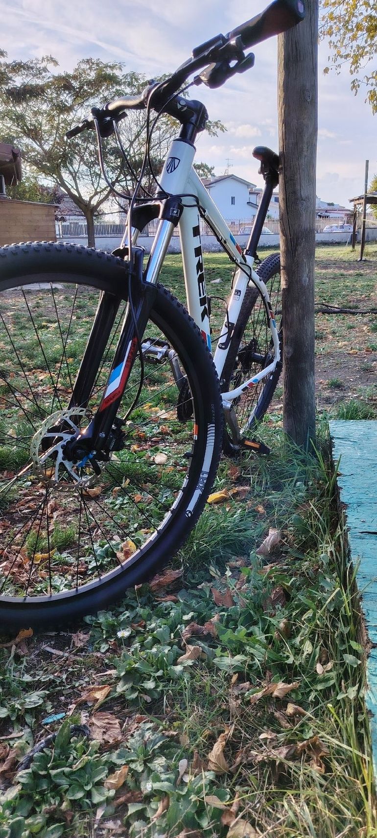 Used Trek Marlin 6 2015 2015 Mountainbike, White, 27.5, 29 — image 6 of 8