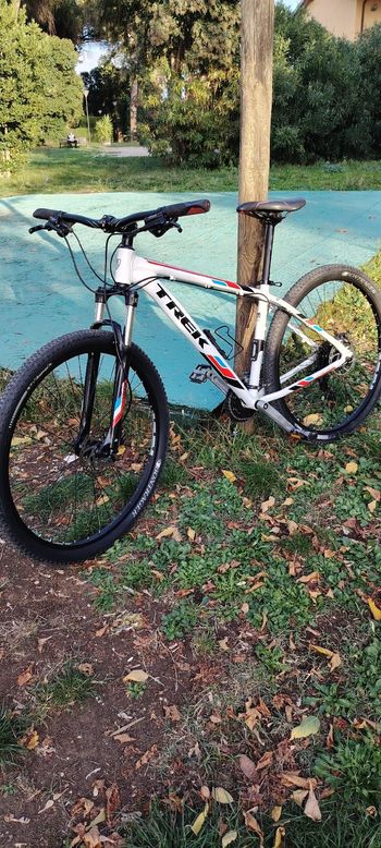 Used Trek Marlin 6 2015 2015 Mountainbike, White, 27.5, 29 — image 2 of 8